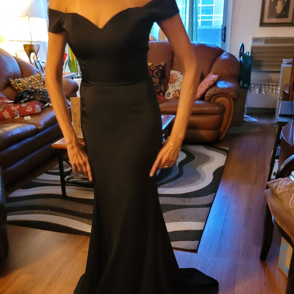 NEW Black Off The Shoulders, sweetheart neckline gown with built in bra, size 8